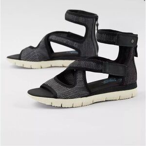 OTBT Circuit Women's 9 Sandals ankle strap leather weave canvas zipper back